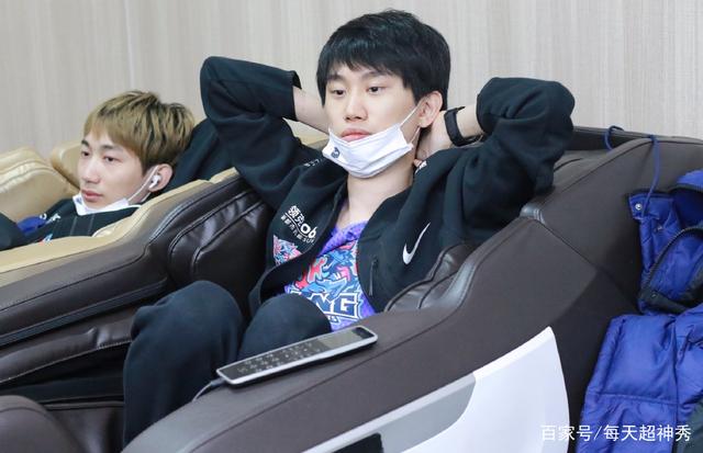 GEN血洗G2，Tarzan单局斩获MVP激烈交锋淘汰赛，让粉丝疯狂欢呼