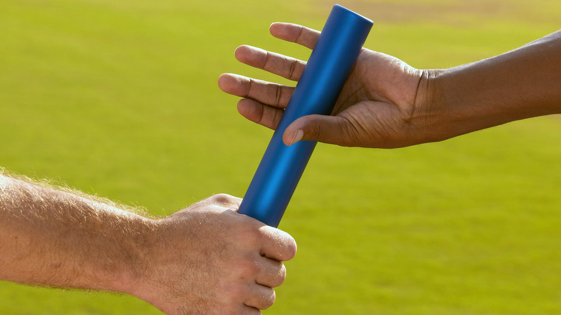 开云体育官网-鹰爪撕裂狼群，切特·霍姆格伦如何用防守改写比赛逻辑